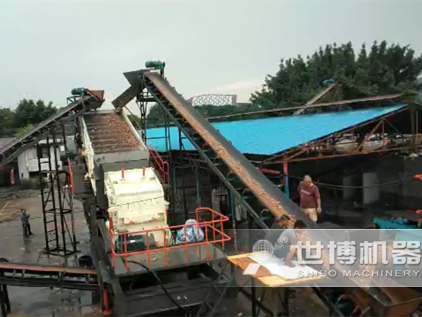 大型移動式建筑垃圾破碎機(jī)現(xiàn)場