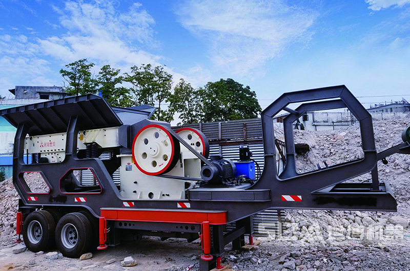 時(shí)產(chǎn)200噸輪式柴油移動(dòng)破碎機(jī)現(xiàn)場(chǎng)