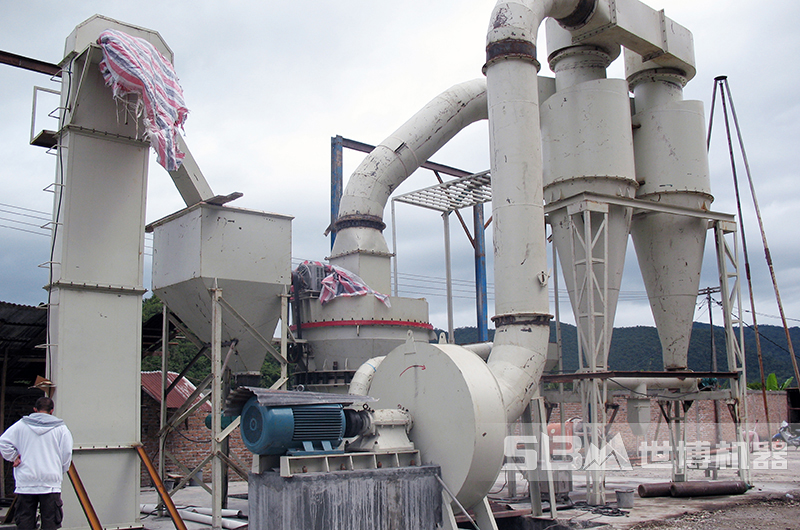 露天磨粉機生產(chǎn)現(xiàn)場，防潮措施要做好