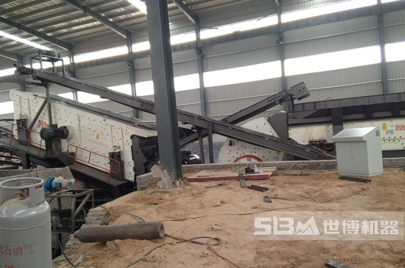 石料廠大型移動破碎機(jī)生產(chǎn)現(xiàn)場