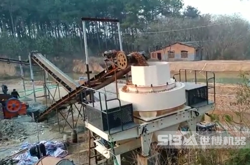 制砂機(jī)破碎砂石現(xiàn)場