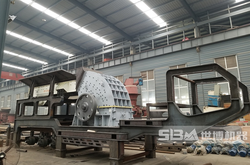 重錘破碎機(jī)廠家，圖為河南世博廠家生產(chǎn)的移動(dòng)重錘破碎機(jī)