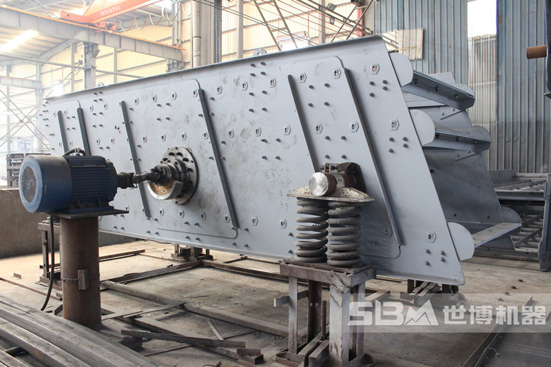 大型篩砂石料機(jī)，振動(dòng)篩生產(chǎn)車(chē)間