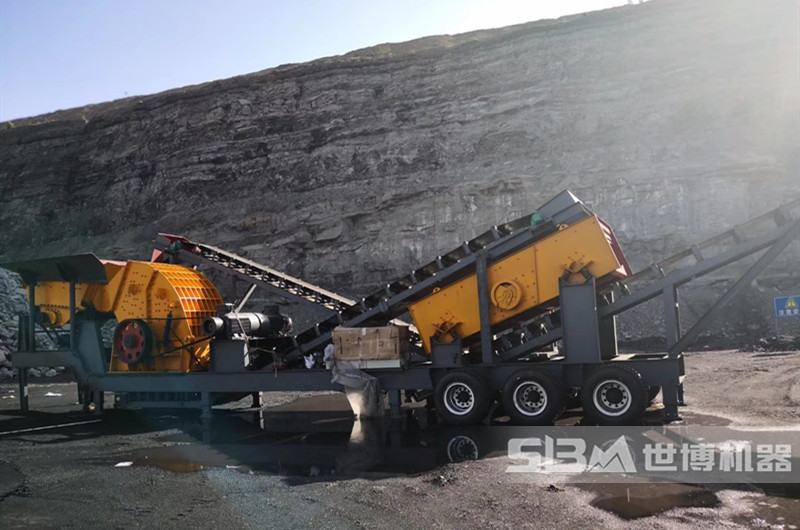 重錘式移動破碎機，配置重錘破、給料機、振動篩