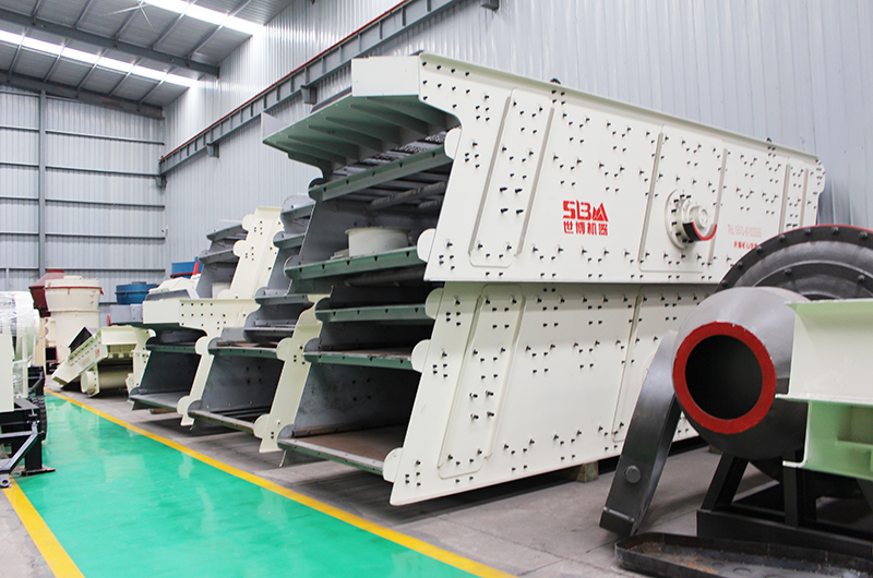 河南世博礦山碎石設(shè)備廠家，圖為振動篩車間