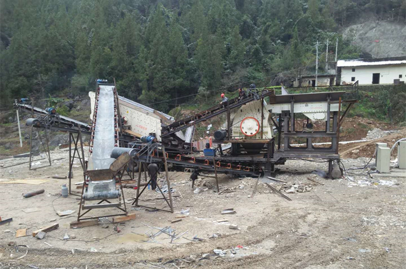 三組合碎石破碎一體機(jī)，主機(jī)配置重錘破