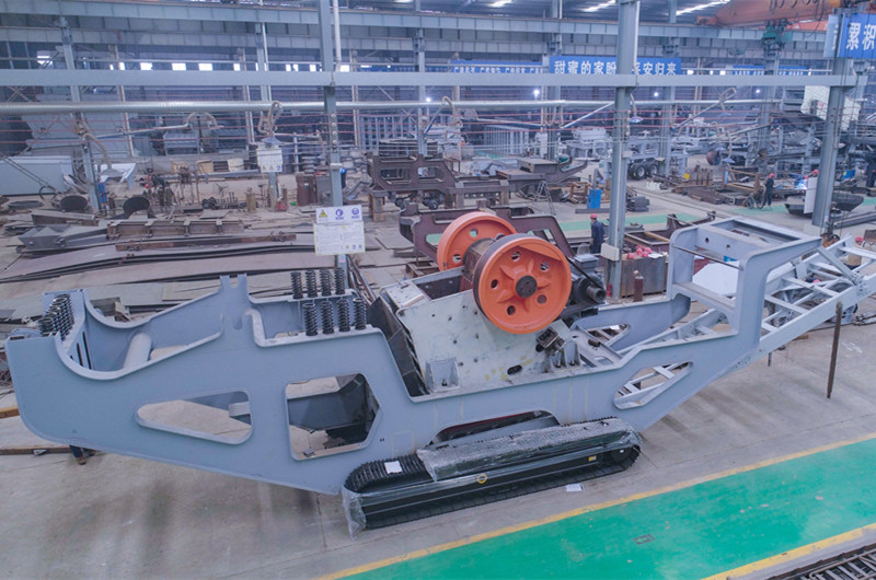 69顎破履帶移動破碎機半成品，生產車間圖