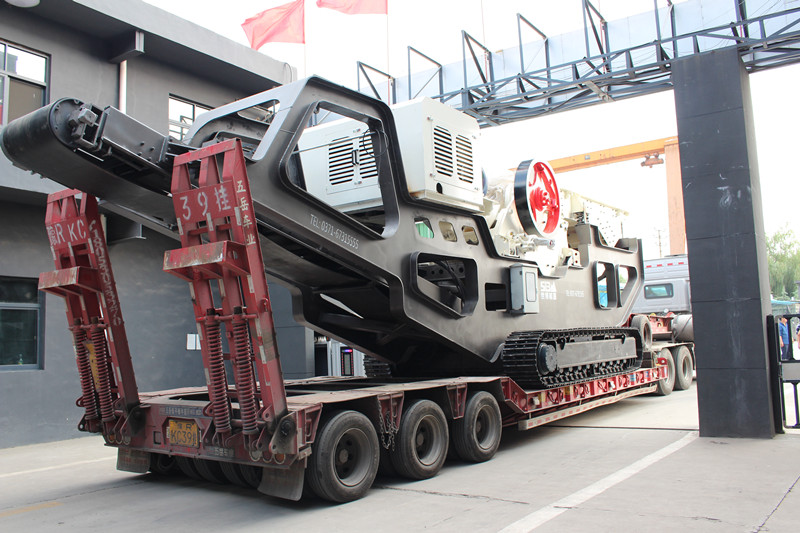 世博機器廠家生產的成品69顎破履帶移動破碎機裝車發(fā)貨