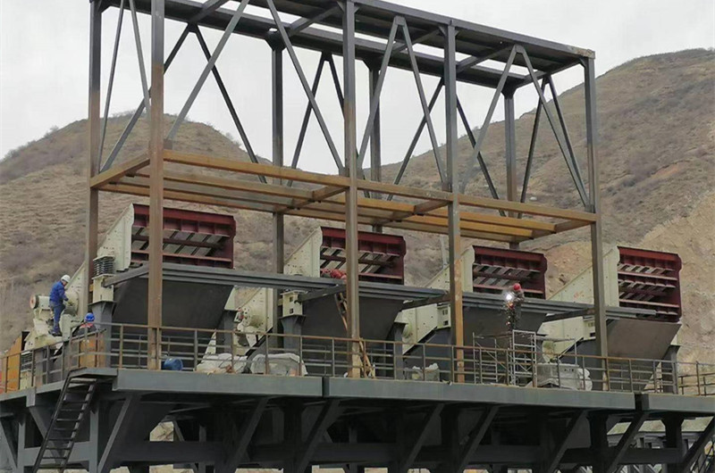 大型礦山礦石振動(dòng)篩現(xiàn)場(chǎng)，多臺(tái)并排生產(chǎn)