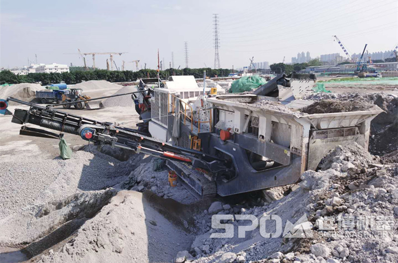 履帶移動(dòng)碎石加工設(shè)備現(xiàn)場(chǎng)，建筑垃圾破碎現(xiàn)場(chǎng)