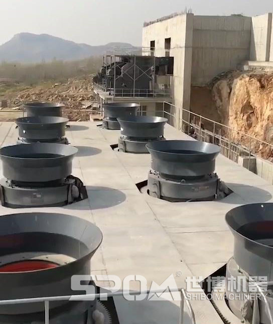 八臺圓錐破碎機，大型圓錐破碎機生產(chǎn)現(xiàn)場圖