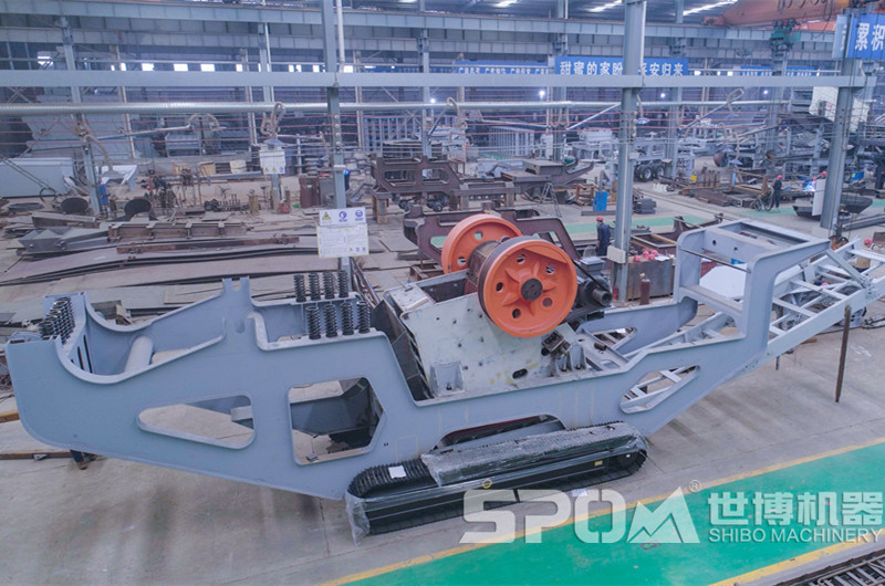 世博履帶式移動(dòng)69破碎石機(jī)生產(chǎn)車間，半成品