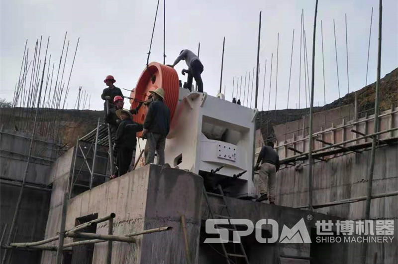 岳陽吳總工地，750x1060鄂式破碎機(jī)正在安裝