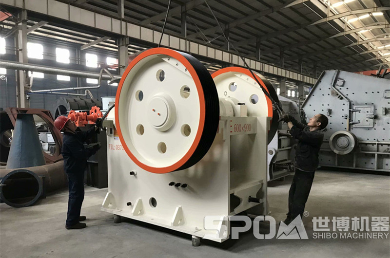 顎式破碎機(jī)，大塊花崗巖破碎