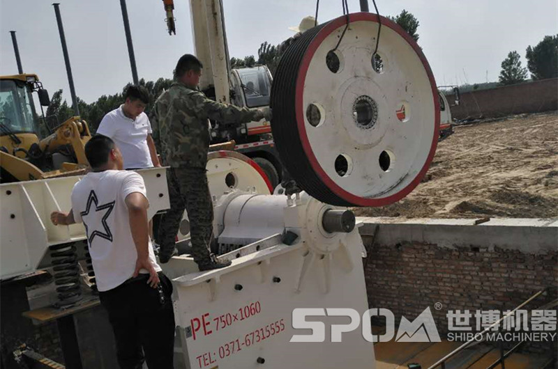 1060碎石機，PE750x1060顎破碎石機安裝現(xiàn)場