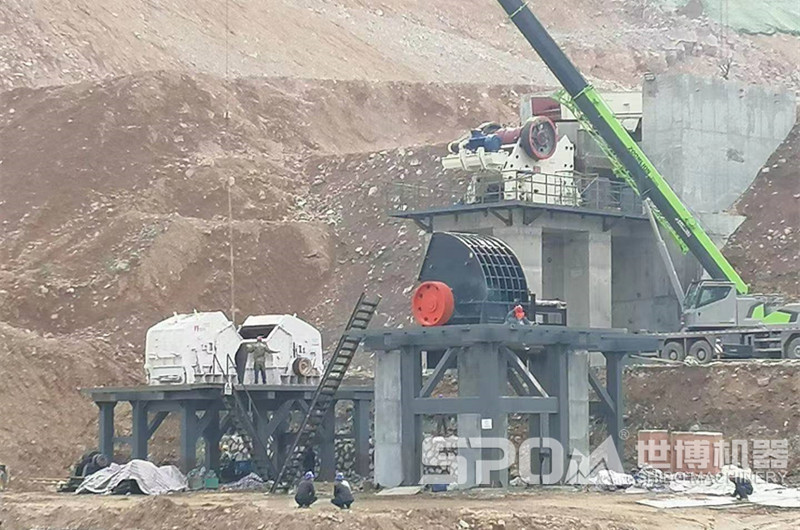 顎破、反擊破、重錘破安裝現(xiàn)場，根據(jù)現(xiàn)場地形高低布置