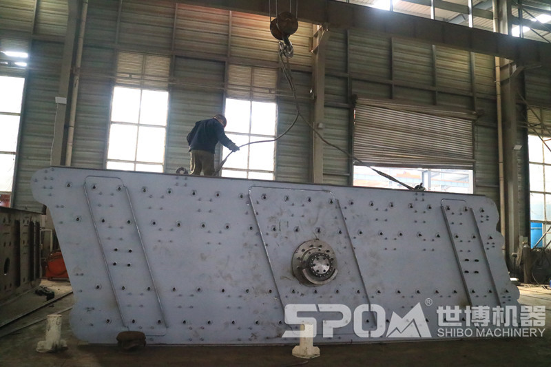 未上油漆的振動(dòng)篩，振動(dòng)篩生產(chǎn)車(chē)間圖