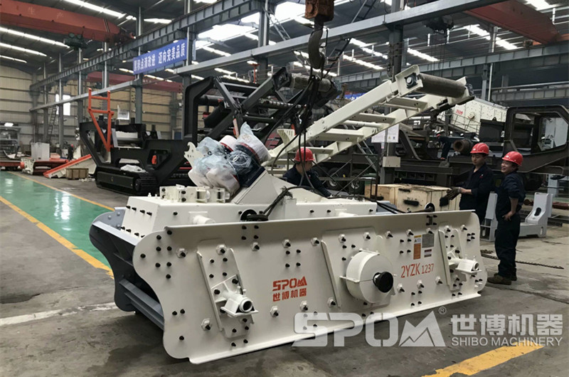 移動(dòng)振動(dòng)篩設(shè)備生產(chǎn)車(chē)間