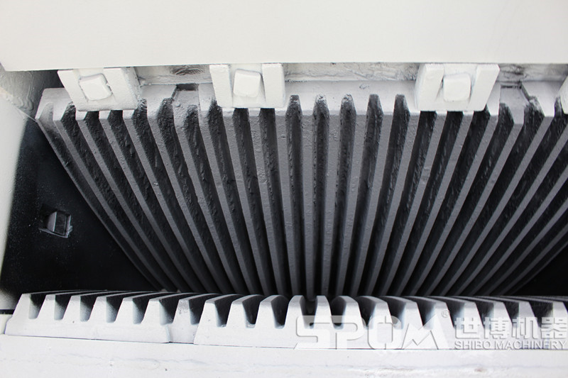 細(xì)顎破進(jìn)料口，細(xì)齒牙鄂板