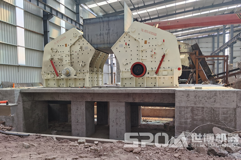 兩臺(tái)反擊式破碎機(jī)