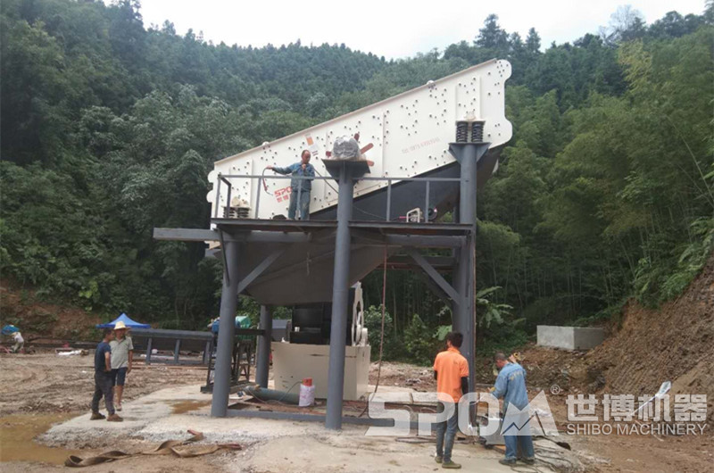 振動篩安裝現(xiàn)場圖，安裝角度可見