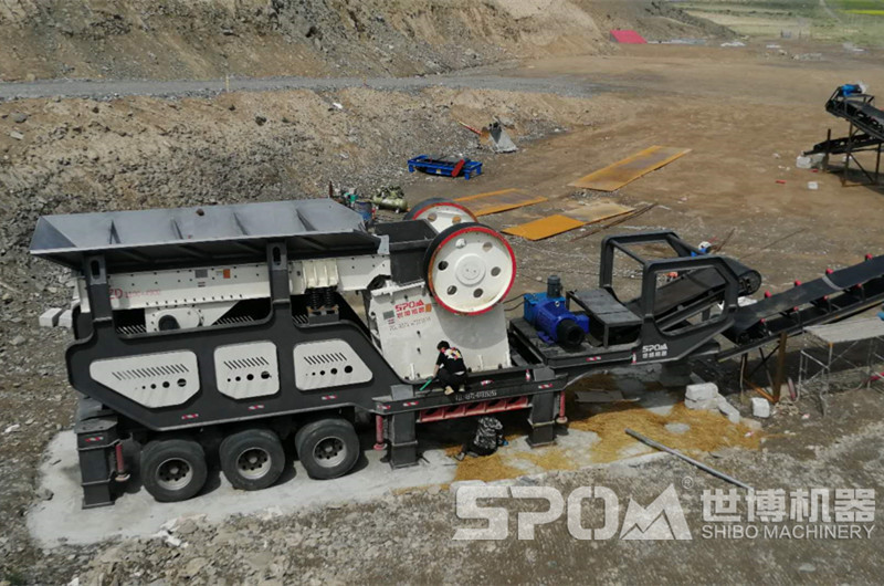 移動750x1060鄂式破碎機(jī)現(xiàn)場