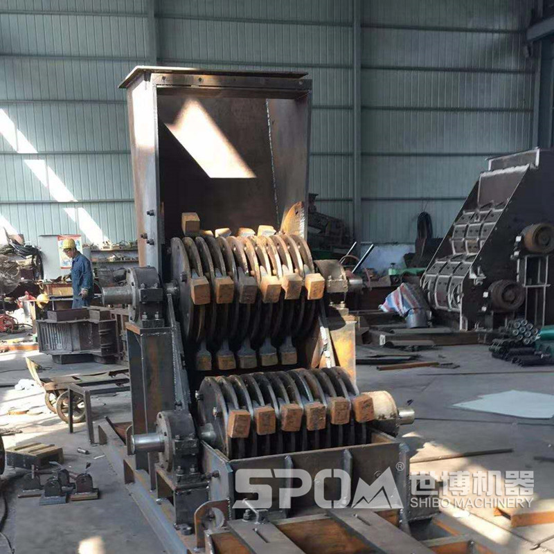 世博雙級(jí)破碎機(jī)生產(chǎn)車間，雙級(jí)破碎機(jī)半成品內(nèi)部結(jié)構(gòu)