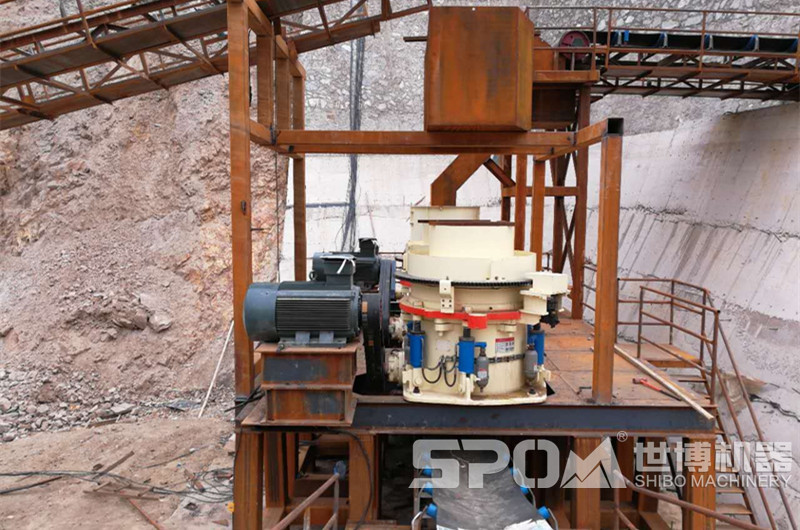 圓錐破碎機(jī)，在玄武巖制砂生產(chǎn)線中負(fù)責(zé)細(xì)碎