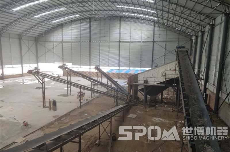 砂石振動(dòng)篩安裝有一定傾角，連接皮帶機(jī)