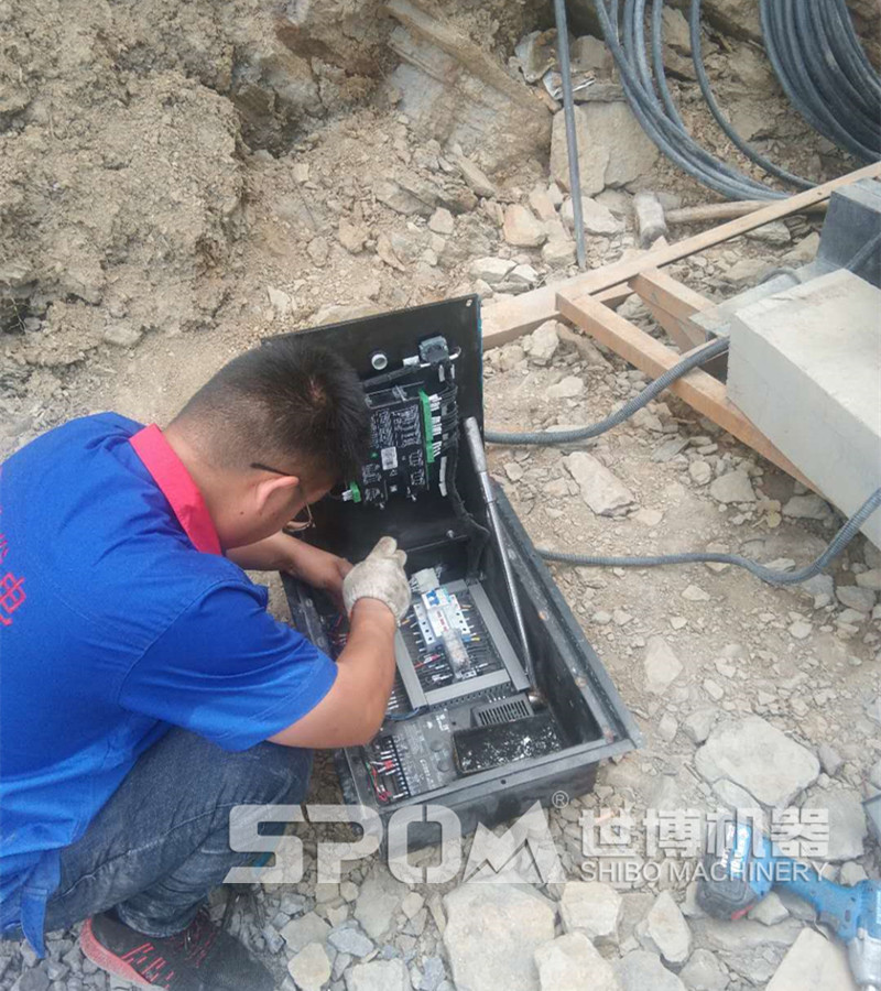 移動破碎機(jī)安裝工地工人