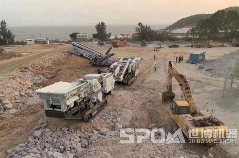 世博給客戶配置的履帶式移動破碎機(jī)世博