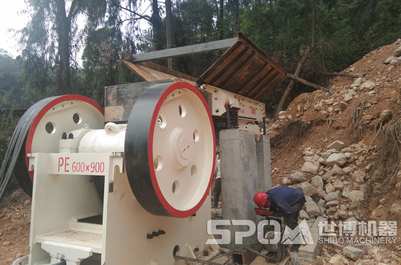 69砸石機現(xiàn)場圖