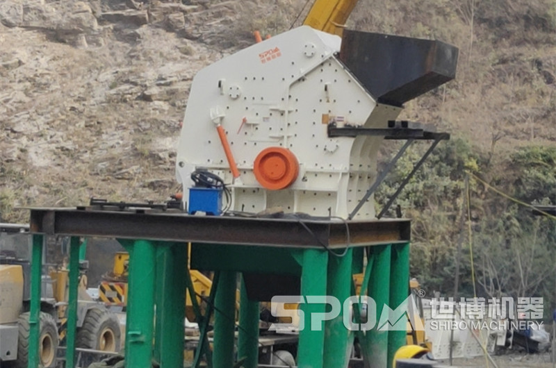 反擊式破碎機(jī)，在玄武巖制砂生產(chǎn)線中負(fù)責(zé)二段破碎