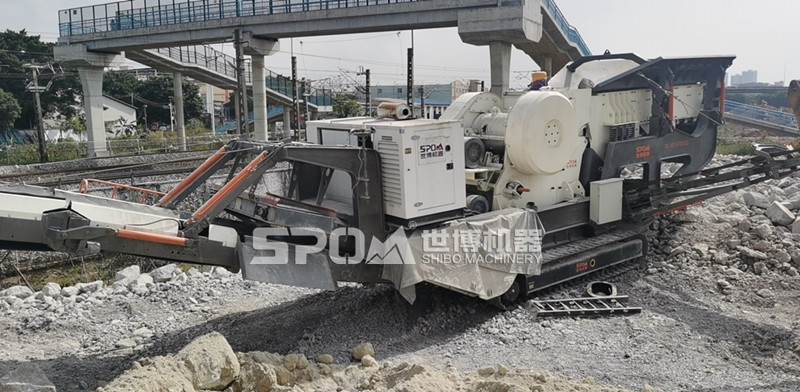 移動(dòng)破碎站破碎混凝土現(xiàn)場