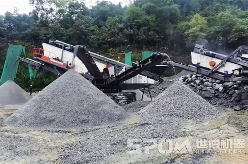 車載式移動(dòng)破碎站破碎混凝土骨料現(xiàn)場(chǎng)圖