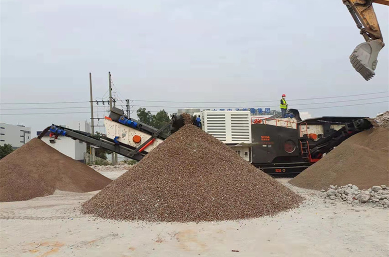 移動(dòng)渣土破碎機(jī)現(xiàn)場圖