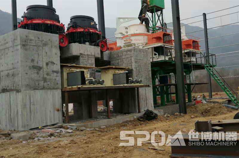 鵝卵石加工現(xiàn)場(chǎng)，圓錐破碎機(jī)和制砂機(jī)