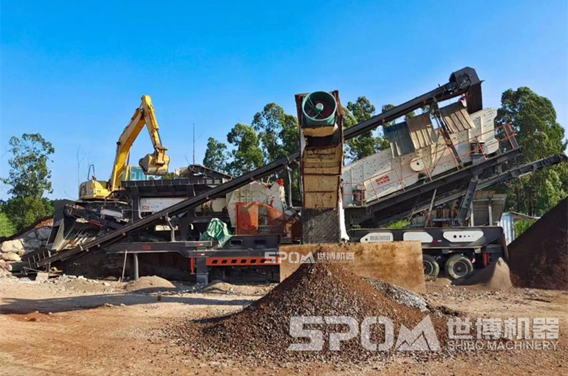 廣東某客戶移動(dòng)破碎設(shè)備現(xiàn)場(chǎng)